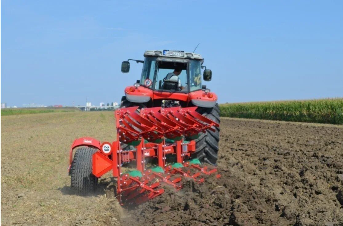 плуг с бороной. кировец к 7350. рязань сельское хозяйство. трактор для пахоты земли. сельхозтехника рязань.