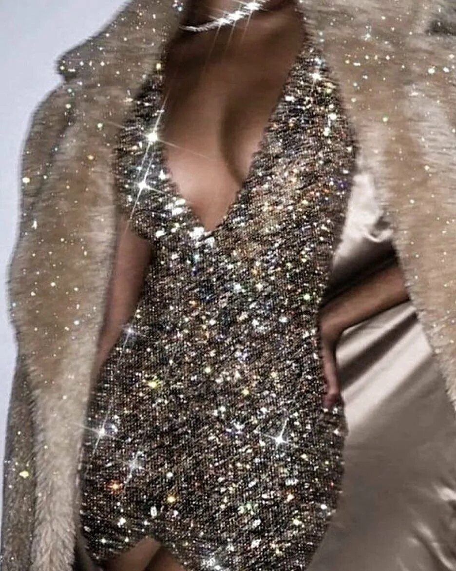 Блестящие вещи эстетика. Надел сверкать. Образы с плиссированной юбкой. Надел сверкать. Платье с пайетками и белыми туфлями.