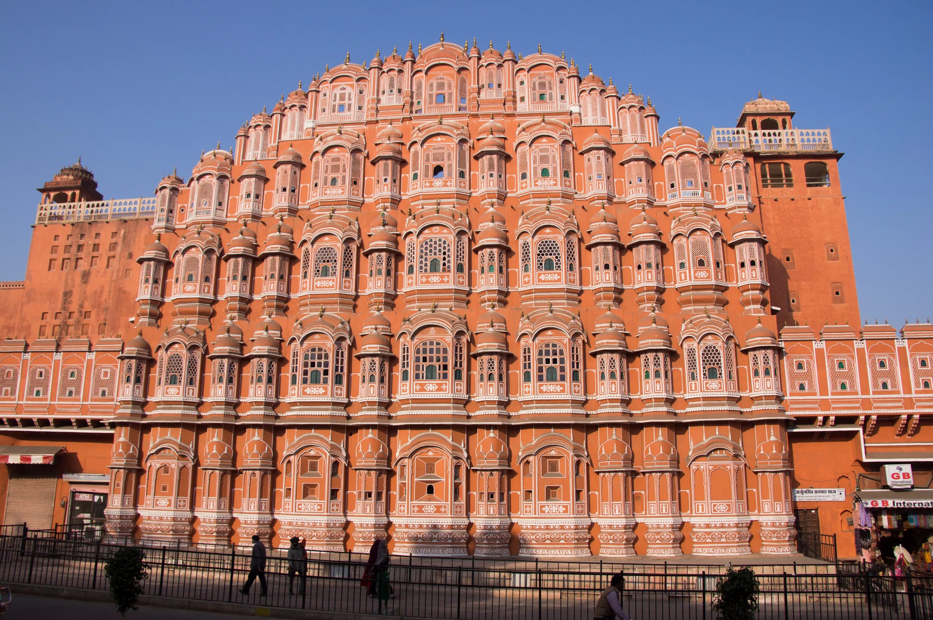 Хава махал дворец ветров. Венецианское (палладианское) окно. Екатерининский дворец в царском селе растрелли фасад. Большой екатерининский дворец пушкин. Дворец ветров в индии.