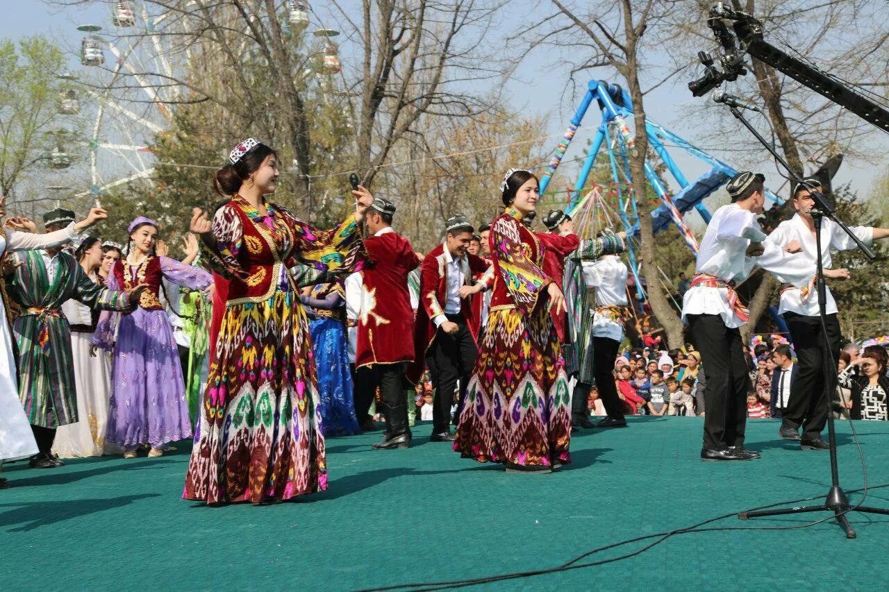 Навруз фото картинки. Новруз байрам Узбекистан. Праздник Навруз в Узбекистане. Сумаляк Навруз Ташкент. С праздником Навруз Ташкент.