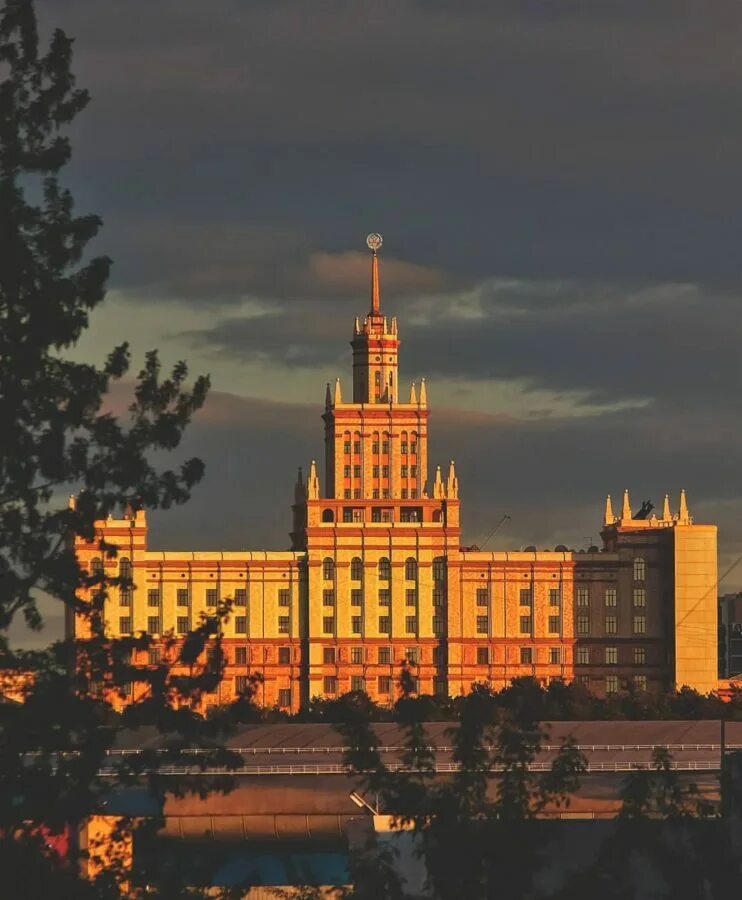 Юургу фасад. Челябинский политехнический институт им ленинского комсомола. Юургу 80. Площадь перед юургу. Юургу 80.