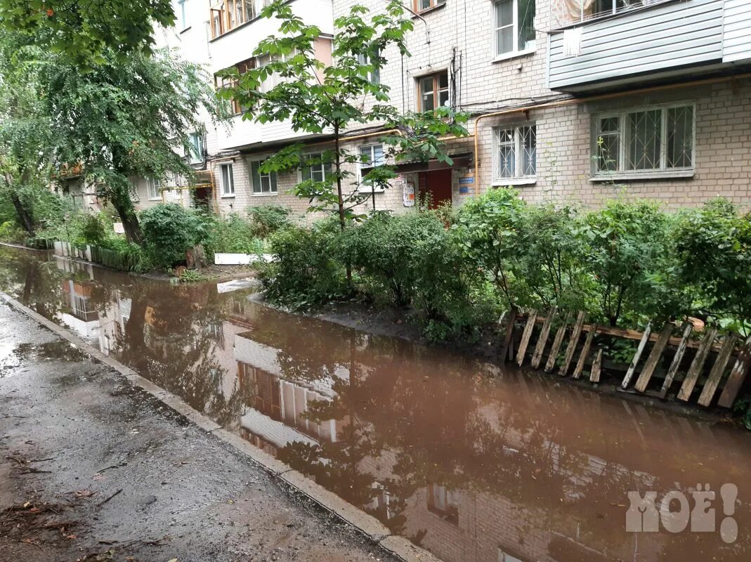 Затопило дом. Дождь во дворе. Двор дома. Венеция потоп.