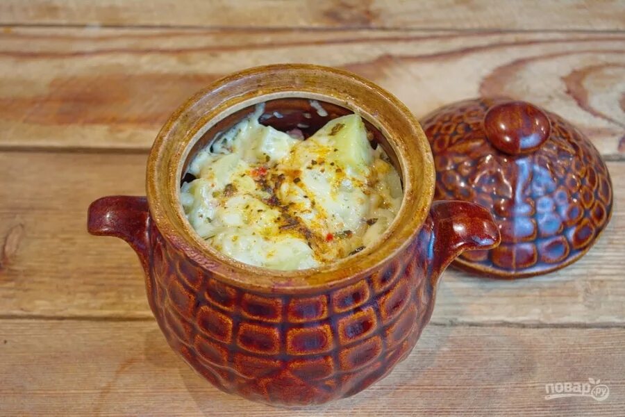 картошечка с охотничьими колбасками в горшочках. горшочки с охотничьими колбасками. охотничьи колбаски с картофелем в горшочках. охотничьи колбаски в горшочке. картошка с охотничьими колбасками в горшочках.