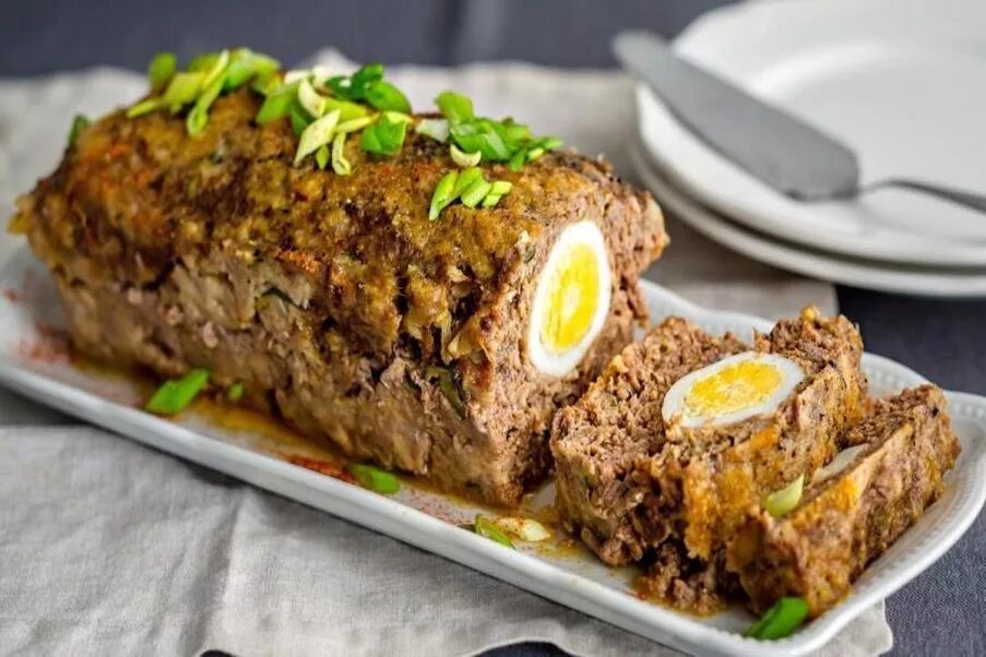 Мясной рулет с яйцом в духовке рецепт. Мясной фарш рулет с яйцом. мясной рулет с яйцом. мясной рулет с яйцом в духовке. рулет из фарша с яйцом в духовке.