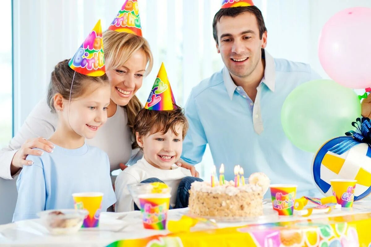Поздравления детьми родителей видео. Семейные праздники. Празднование дня рождения. Празднование дня рождения ребенка. Семейный праздник день рождения.