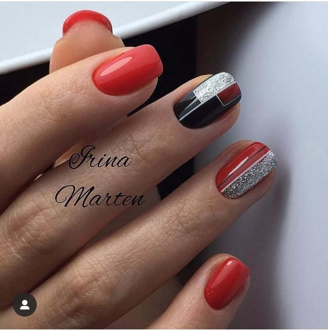 маникюр на короткие ногти красный с черным и белым. красный маникюр. маникюр красный с чёрным квадратные. ногти красные с черным квадратные. маникюр квадрат красный с черным.