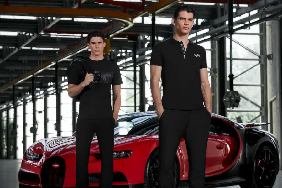 Создатель бугатти. Bugatti певец. бугатти одежда. мужик с бугатти. человек рядом с бугатти.