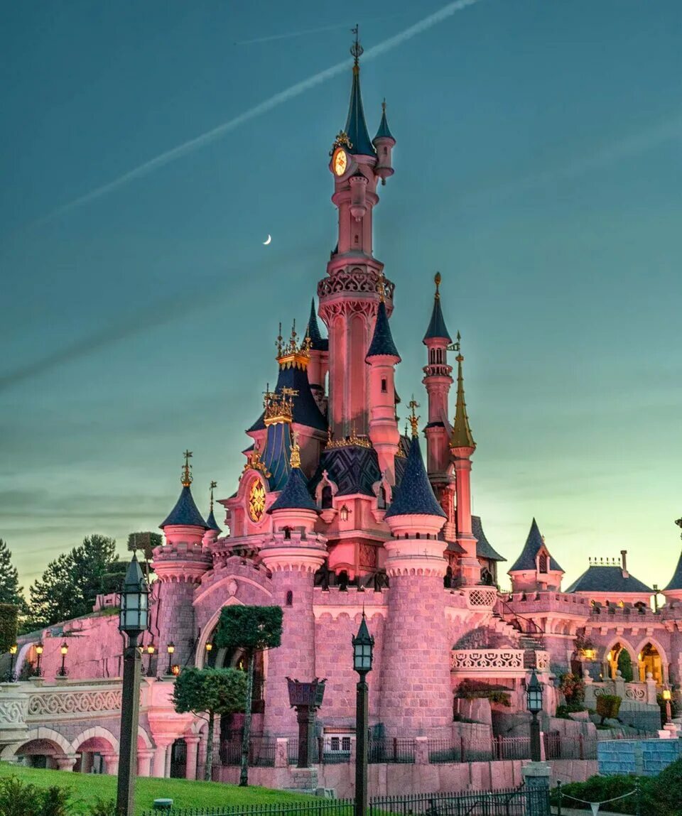 Где расположен диснейленд. Диснейленд Париж Disneyland Paris. Париж Дисней Диснейленд. Московский парк Диснейленд. Диснейленд (Шанхай) парки развлечений Walt Disney.