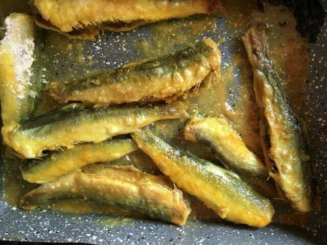 салака фото. салака жареная на сковороде. как приготовить салаку свежемороженую. салака жареная на сковороде. салака жареная на сковороде с луком.