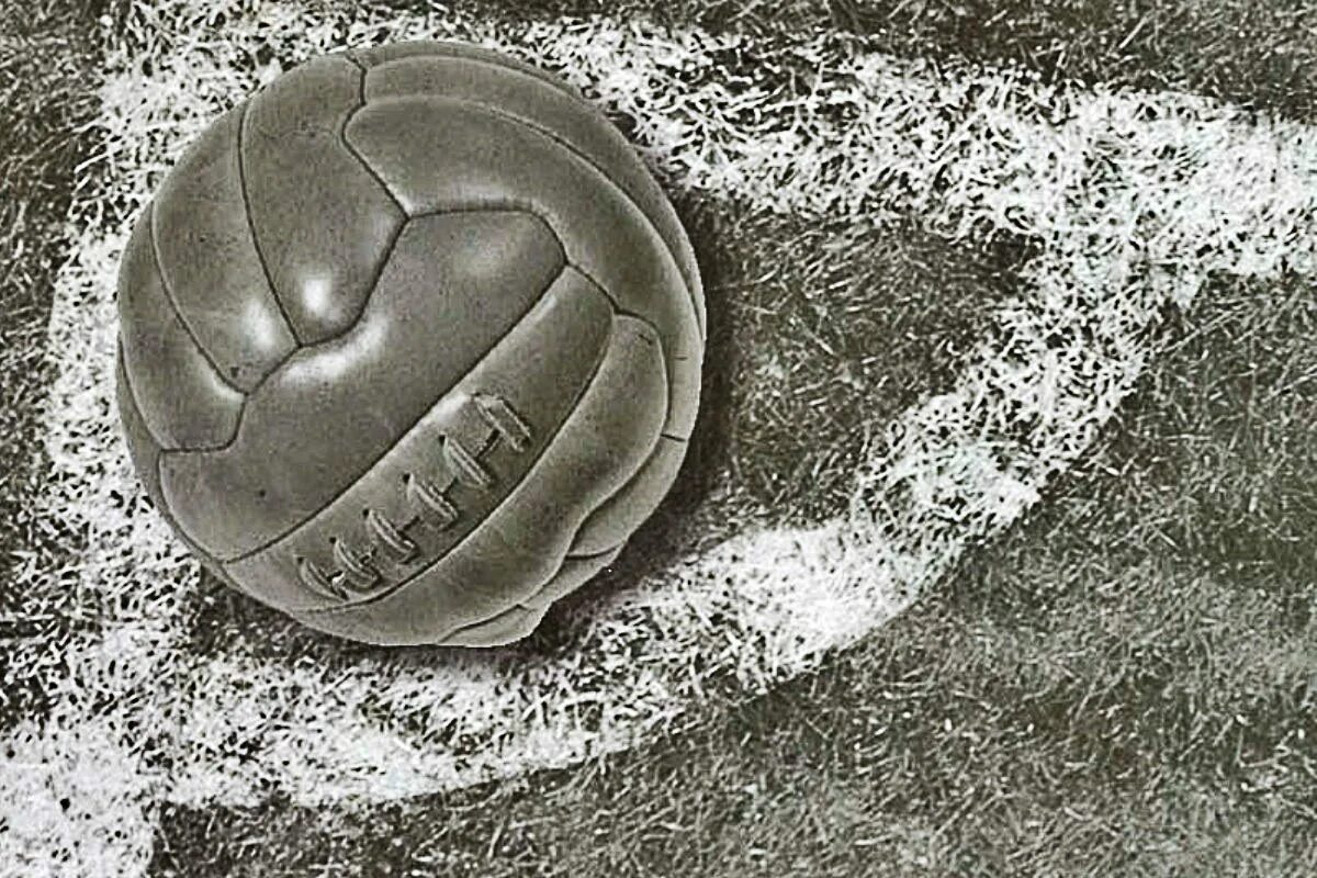 Первый мяч в футболе. Первый футбольный мяч. Зарождение футбола. Футбольный мяч 1930 года. Первый футбольный матч.
