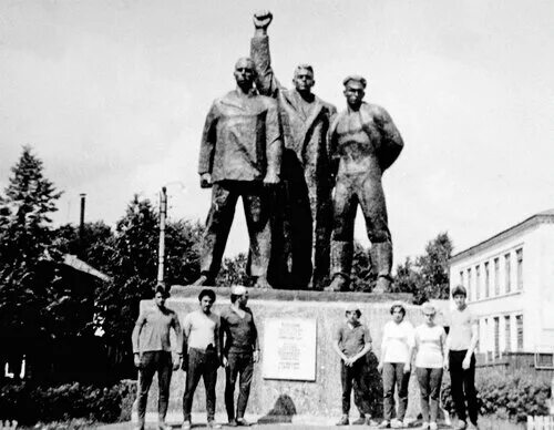 памятник борису корнилову в семенове. 3 коммуниста. маркс - энгельс - ленин. нижегородская область г. 3 коммуниста.