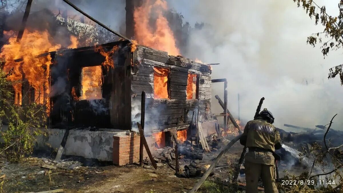 Пожар в доме дали. Горящий дом. Пожар в доме. Пожар в частном доме. Дом горит.