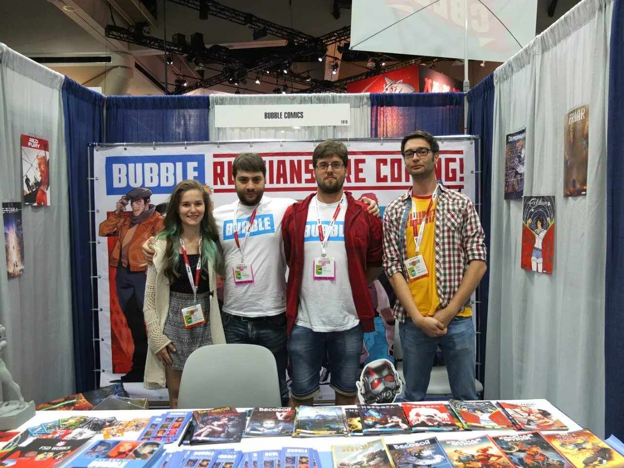 Майн кон волгоград. Bubble Comics con фестиваль. Выставка Comic con. Комикон стенды. Comic con аллея авторов.