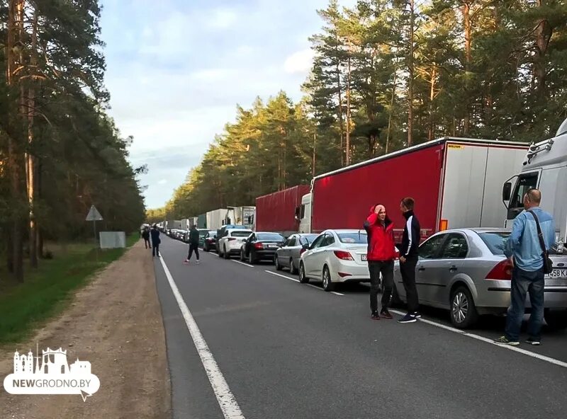 Варшавский мост очередь на границе с польшей. Очередь на границе с латвией терехово. Выезд за границу на авто. Очередь фур на границе. Фуры на границе с белоруссией.