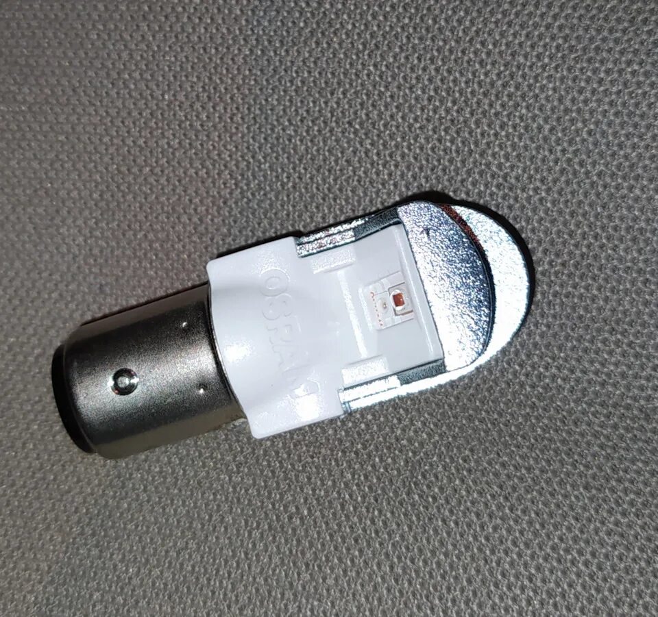 Лампочка поворот и габарит рено меган 3. Лампочка стоп-сигнала renault logan 2. Лампа стоп сигнала рено меган 3 универсал. Лампа стоп меган 2. Фото лампочки стоп сигнала на рено меган 2.