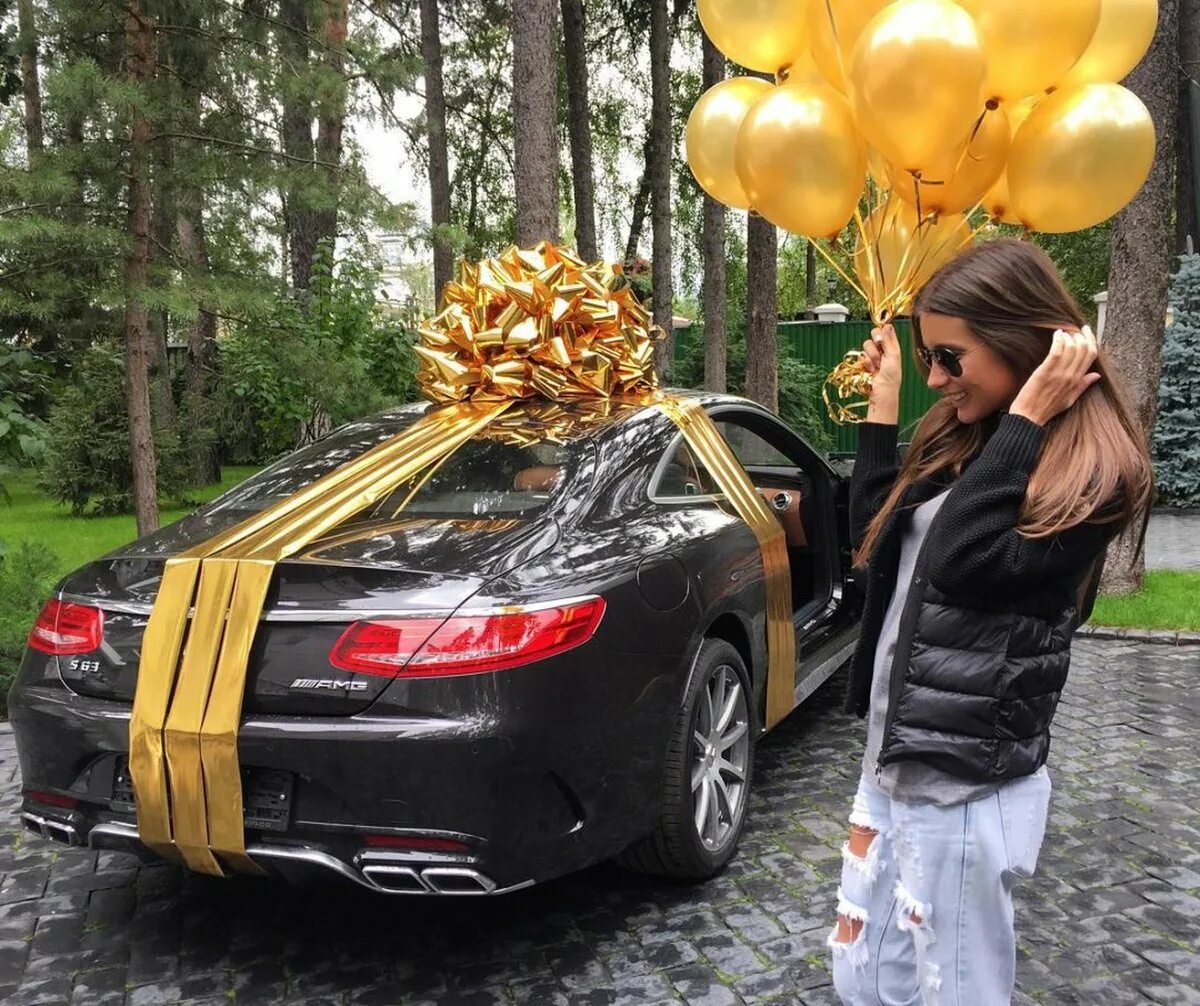 Сюрприз в машине. Машина Кэти Топурия. Дорогие подарки для женщин. Машина с бантом в подарок. Подарок машина на день рождения.