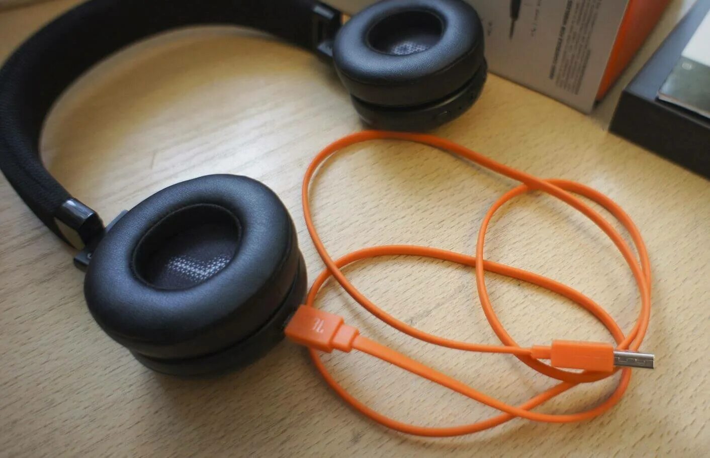 Не заряжается беспроводной наушник jbl