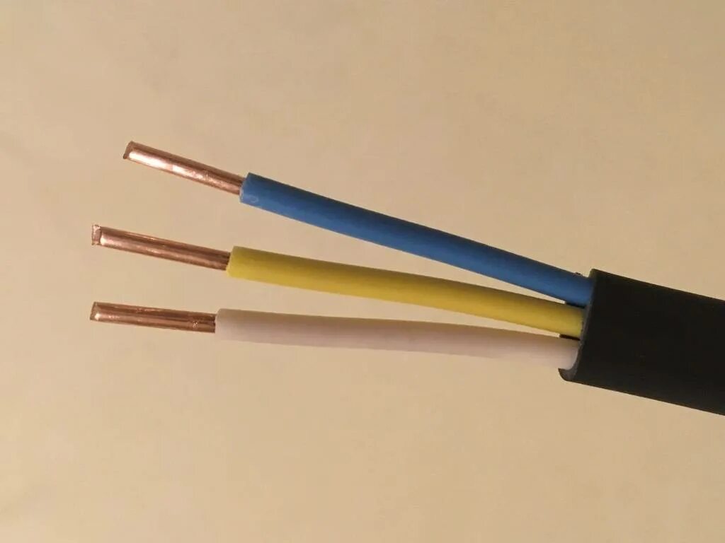 Кабель 220 вольт цвет проводов. Провода маркировка проводов фаза ноль. Маркировка проводов трехжильных по цвету 220. Провода расцветка трехжильного 220.