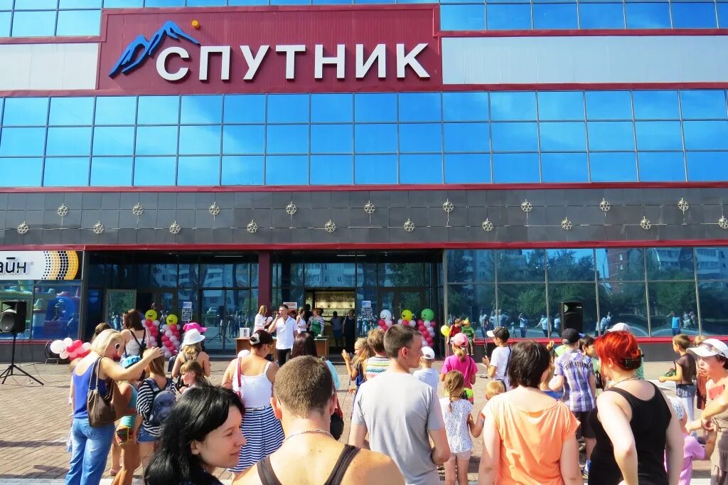 Центр спутник. Торговый центр спутник. спутник саяногорск. спутник саяногорск магазины. саяногорск тц.