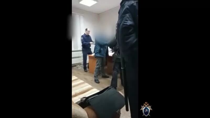 Задержан за взятку Тамбиев. Плквника заерали за взятку. Полицейского из Кашар задержали за взятку. Задержание зам главы Тузова Андрея. Амнистия по статье 228