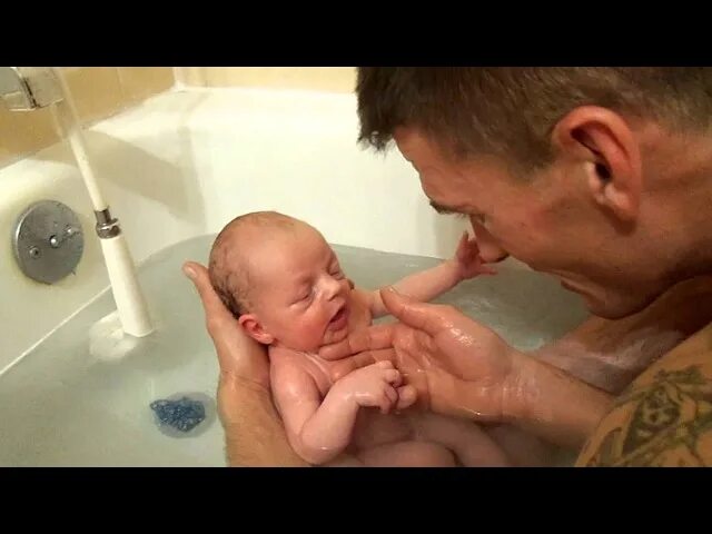 Папа лижет маленькой дочке. Мужчина купает младенца. Дети в ванной с папой. Подмывание новорожденного ребенка. Подмывание мальчиков новорожденных.