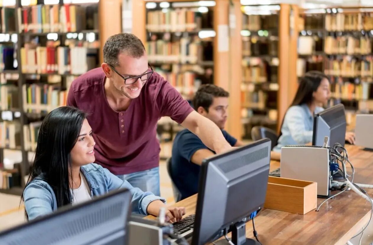 Library manager. Компьютеры в библиотеке. Читатели в библиотеке.