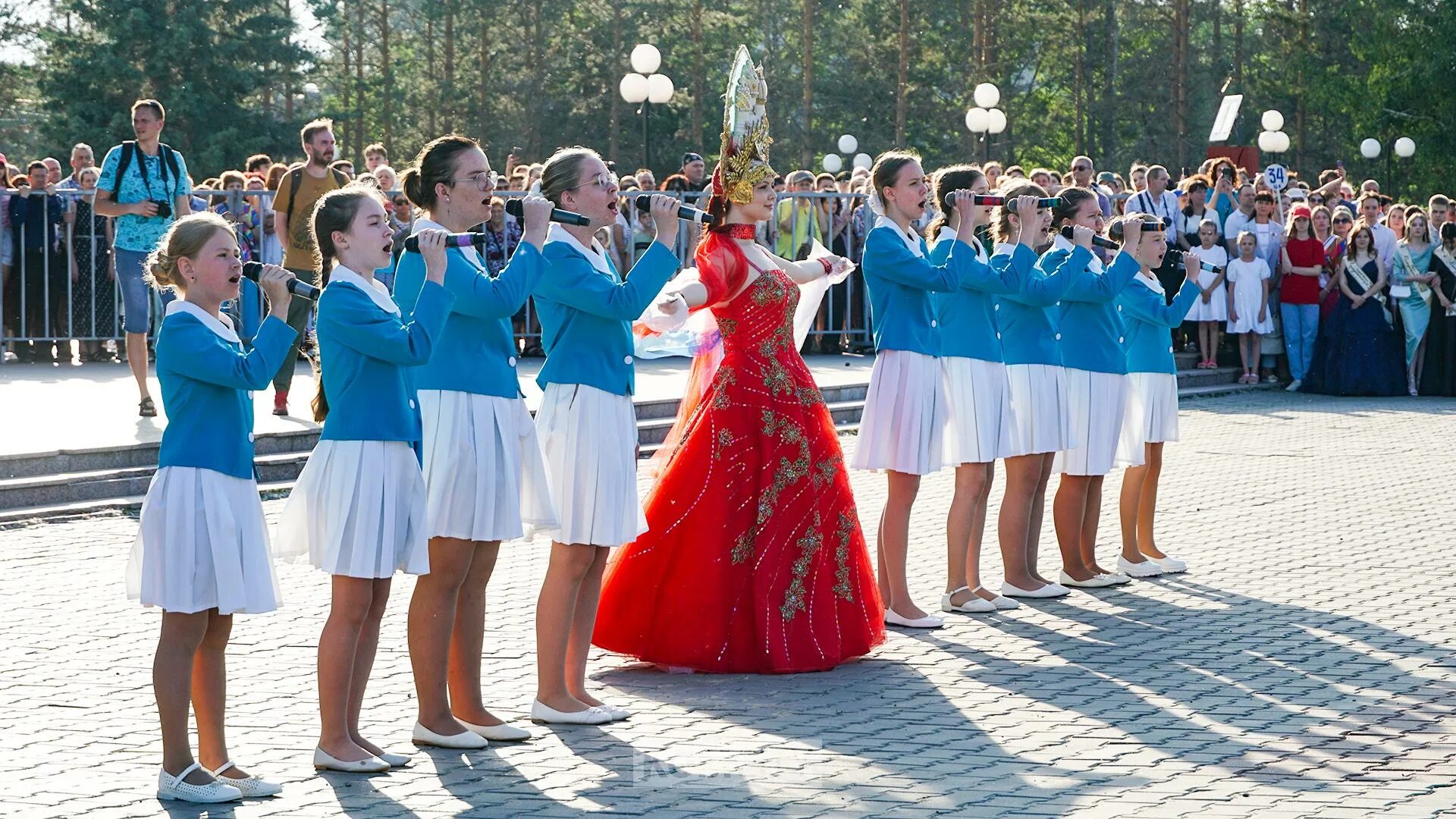 Выпускной. Шествие выпускников. Девушки на выпускном. Выпускники 2023 фото.