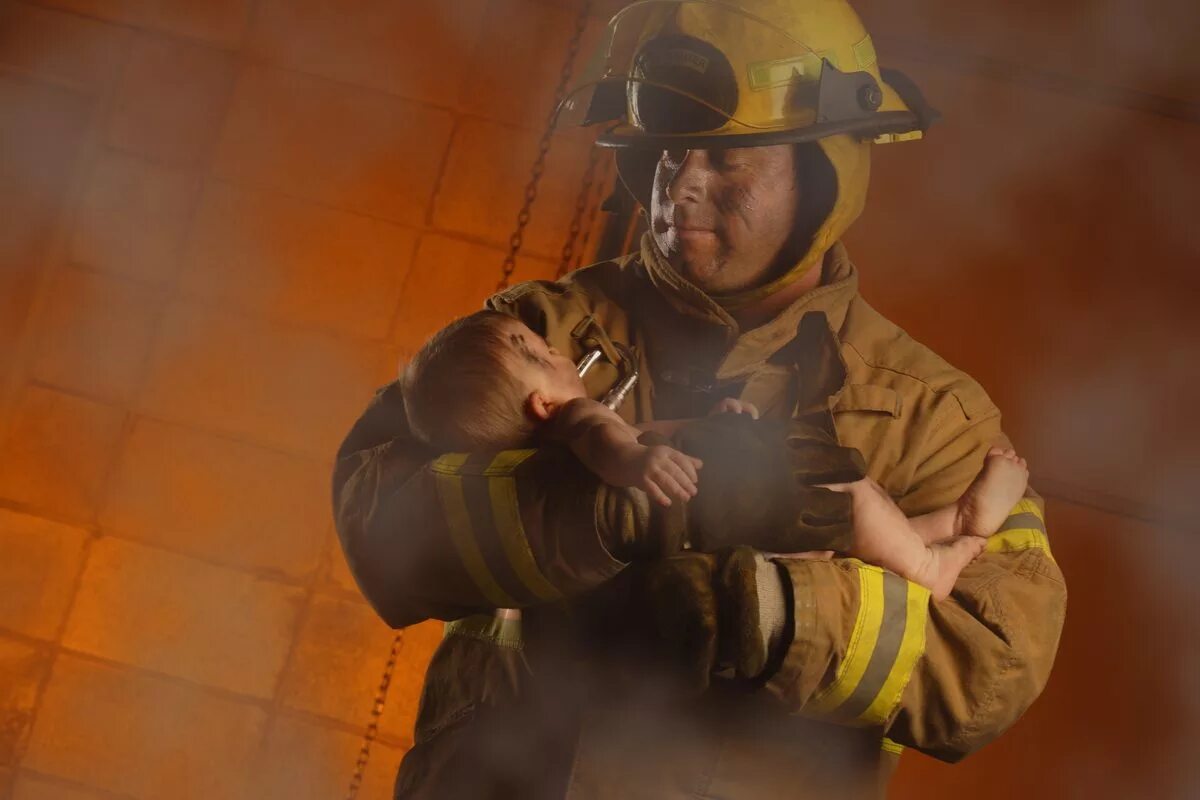 Пожарный спасает. Пожарный спасает ребенка. Пожарные спасают людей. Дети спасатели. Боюсь сгореть