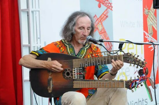 Садов музыкант. Сергей садов садора. садов сергей михайлович музыкант. сергей садов гитарист. сергей садов уличный музыкант.