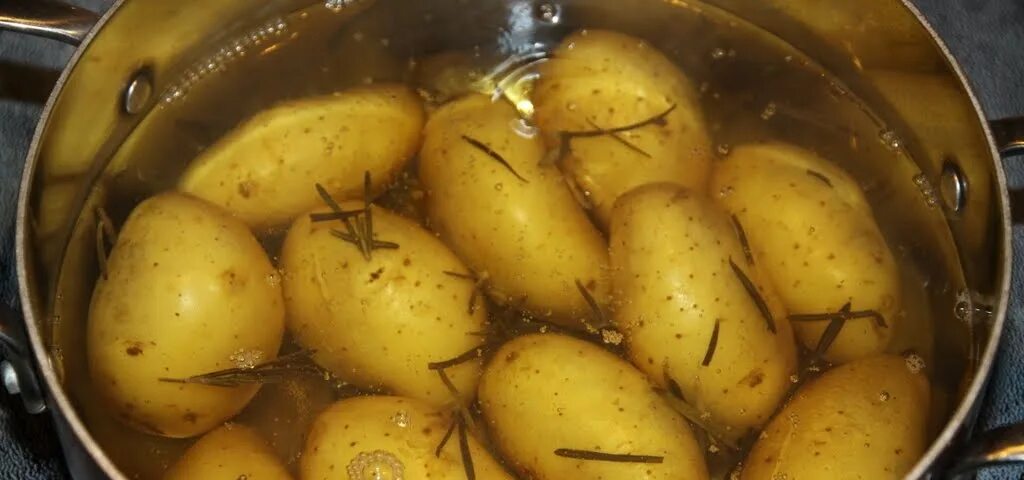 Картошка в воде. Крутая картошка на воде. Картошка варится по Белоруссии. Цилиндрический картофель приготовленный.