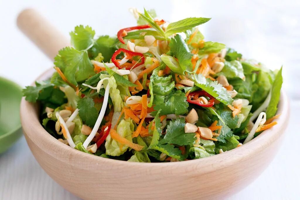 Салат. Овощной салат. Салат фото. Витаминный салат с миксом. Какие салаты можно кормящим