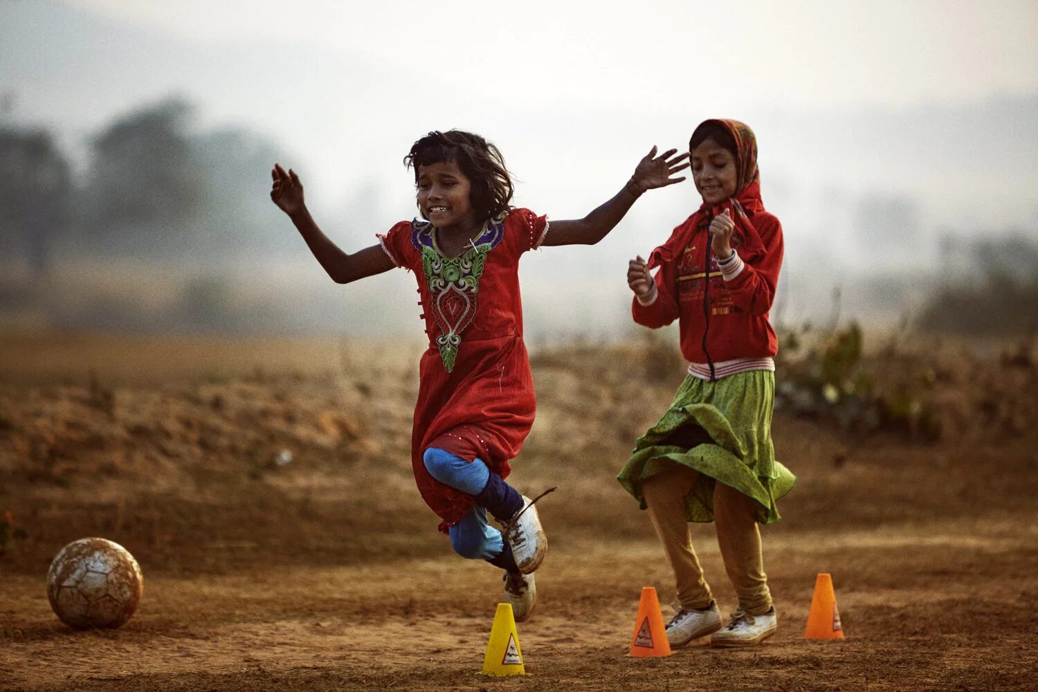 While children play. Kids playing indian. первый ребенок страны. фото игры people play. children day in world.