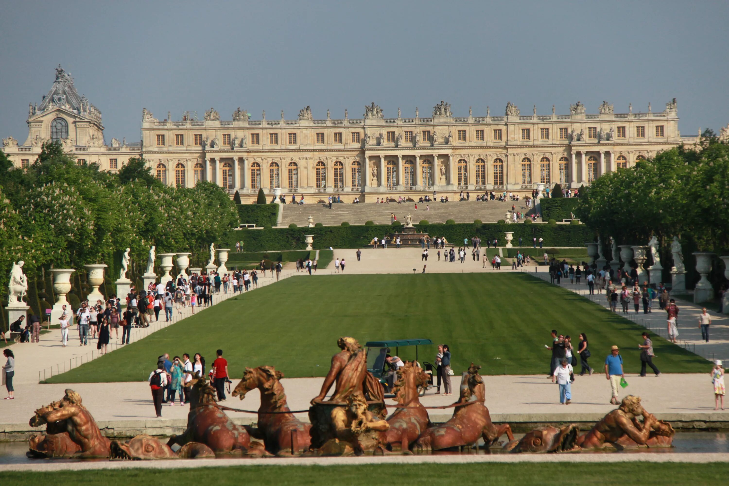 Chateau versailles. Версальский дворец дворцы Франции. Версальский дворец на французском. Дворец и парк в Версале. Шато Версальского дворца.
