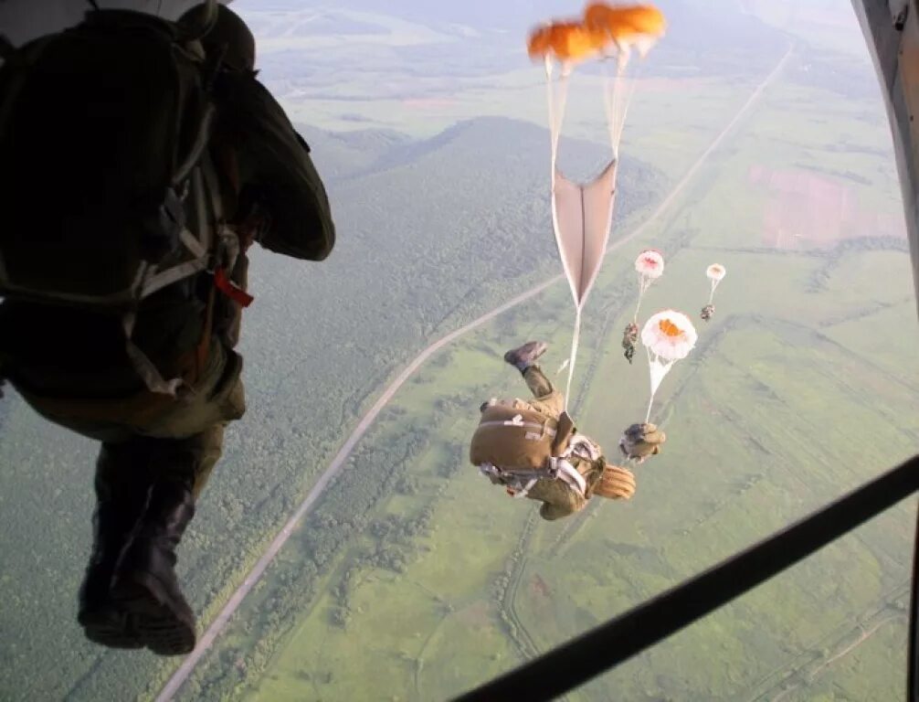 Парашют вдв д10. Сколько парашютов у десантника. Десантный парашют. Парашют д 6 технические характеристики. Десантник с парашютом.
