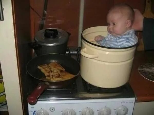 Кухня с духовкой. Бытовая техника духовка. Ребенок в духовке. Духовка детская. Кухня с духовкой.