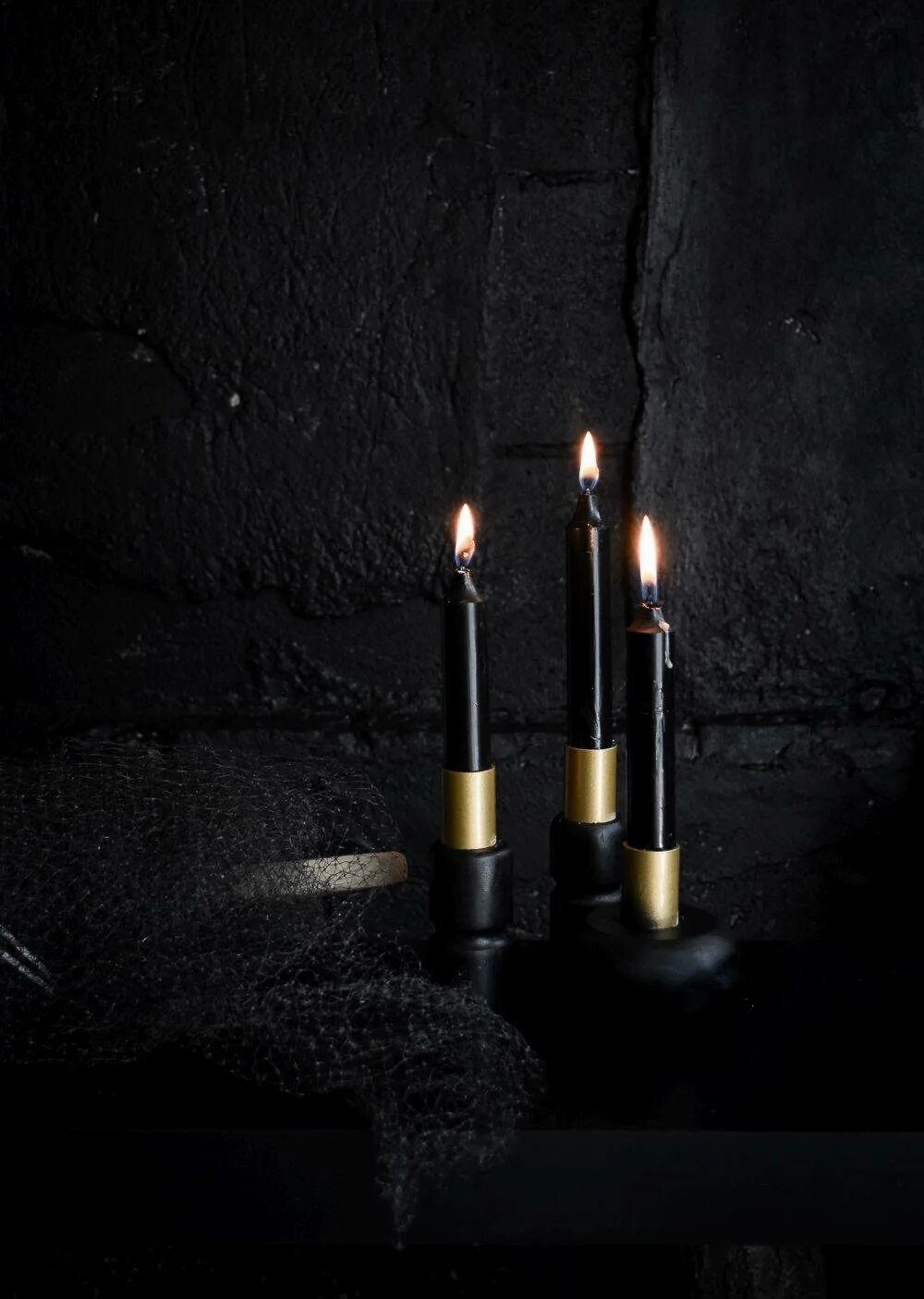 Песня черная свеча. Black Candle (черный, d10x10). Свеча черная. Красивые черные свечи. Свеча на черном фоне.