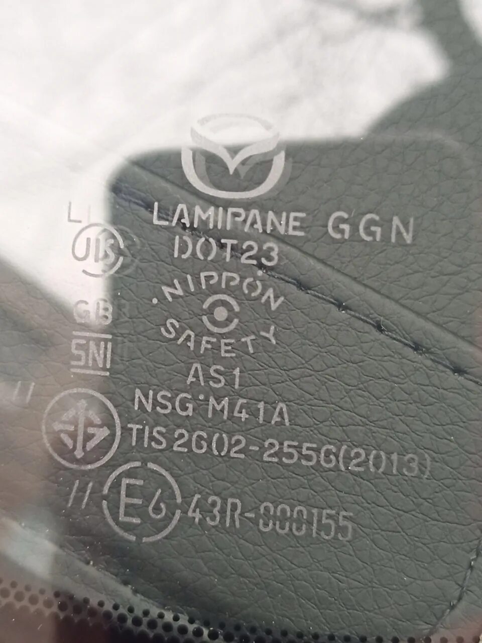 Как отличить оригинальное стекло. Отличия маркировки оригинального автостекла от неоригинального. Стекло ветровое xyg 43r-0g1 531. Расшифровка стекла лобового фирмы xyg. Лобовое стекло pilkington 43r-001585 as1- m1250-dot682.