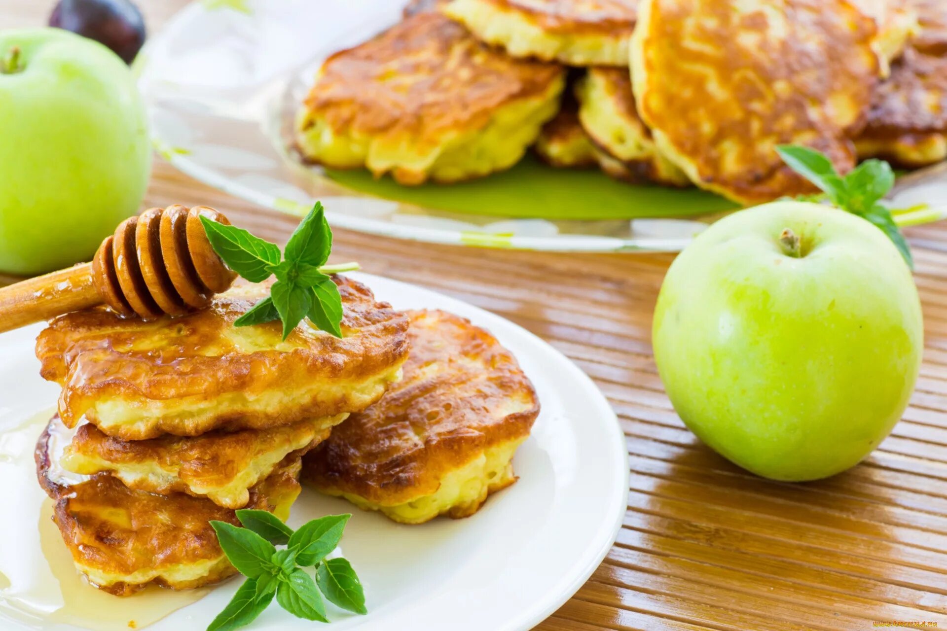 Приготовленные оладьи мамой были необыкновенно вкусны найти. Яблочные оладьи. Овсяно Яблочные оладьи ПП. Тыквенные оладьи. Рисовые оладьи с яблоками.