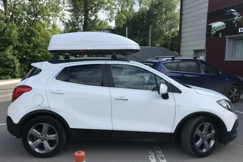 Opel Mokka автобокс. Opel Mokka багажник. Автобокс Satellite 460 белый. Опель Мокка бокс на крышу. Автобокс 2