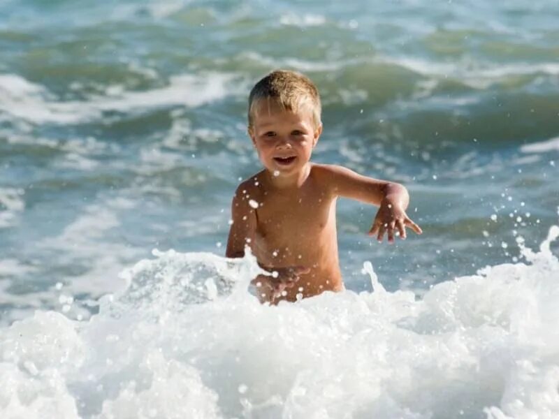 Мальчик купается в море. Дети на море. Мальчик на море. Купание в море. Дети купаются в море.