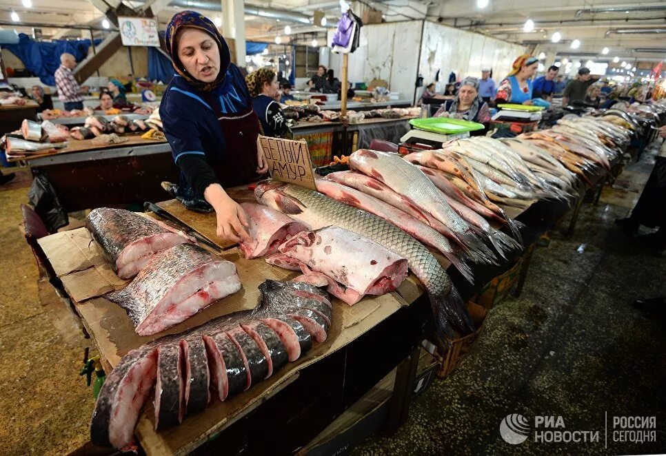 Купить рыбу дорого. Рыбный рынок в Махачкале. Рыба на рынке. Рыбий рынок. Рыбный рынок в Дагестане.