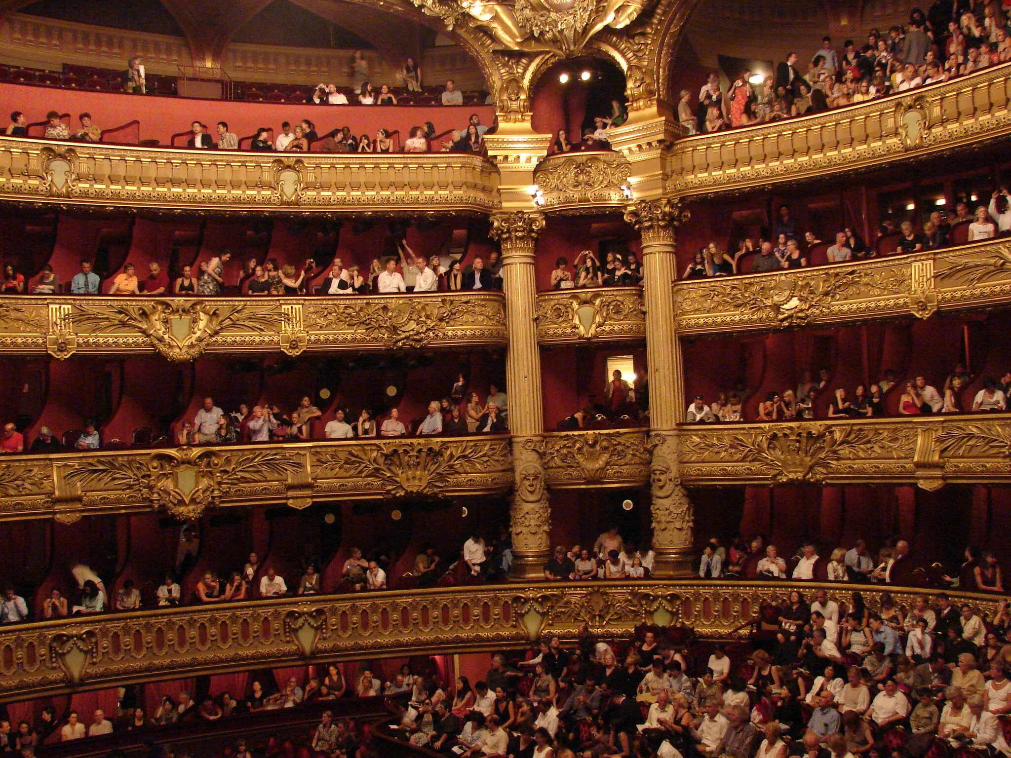Опера Гарнье Париж ложа призрака оперы. Балет Гранд опера Париж. Элитарная культура театр. Ложи оперы Гарнье.