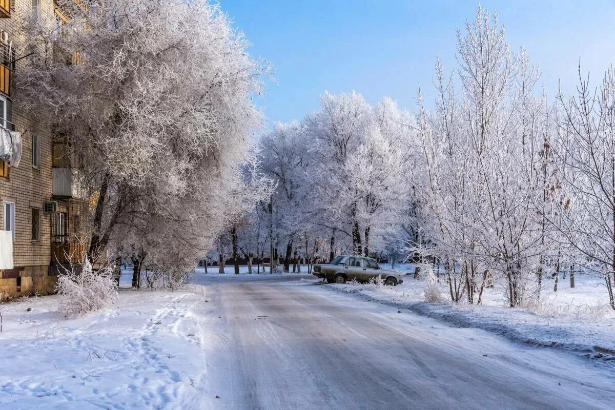 Зимой в городе было 36. Зима в городе. Город зимой. Зимняя улица. Зимний пейзаж в городе.