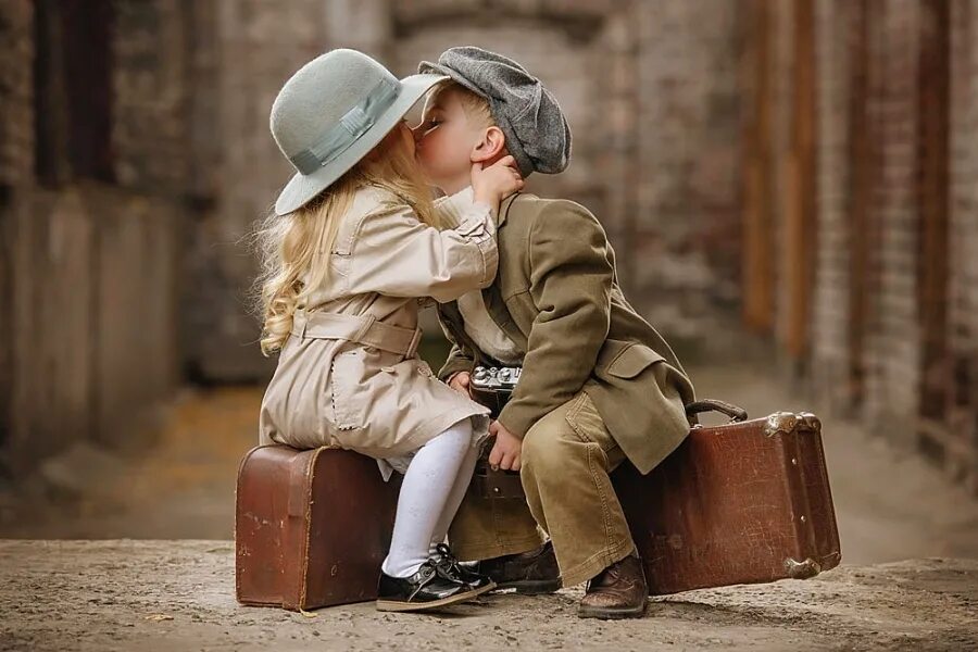 Мальчик и девочка любовь. Детский поцелуй. Детская любовь поцелуи. Мальчик и девочка маленькие.