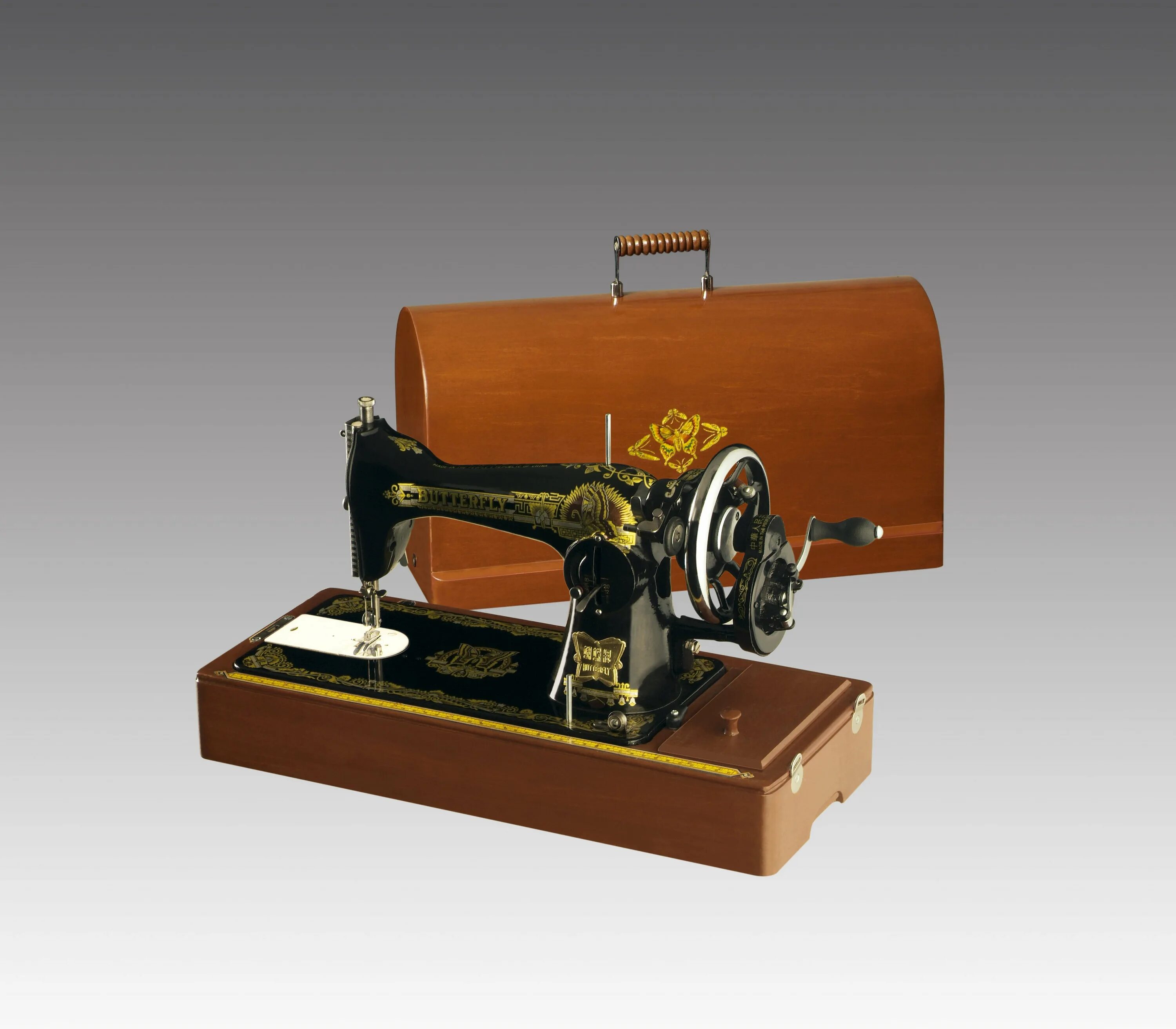 Машинка с ручным приводом. Швейная машинка Butterfly jg6001. Швейная машинка Butterfly 1958г. Китайская швейная машинка Баттерфляй. Баттерфляй швейная машинка 1956.