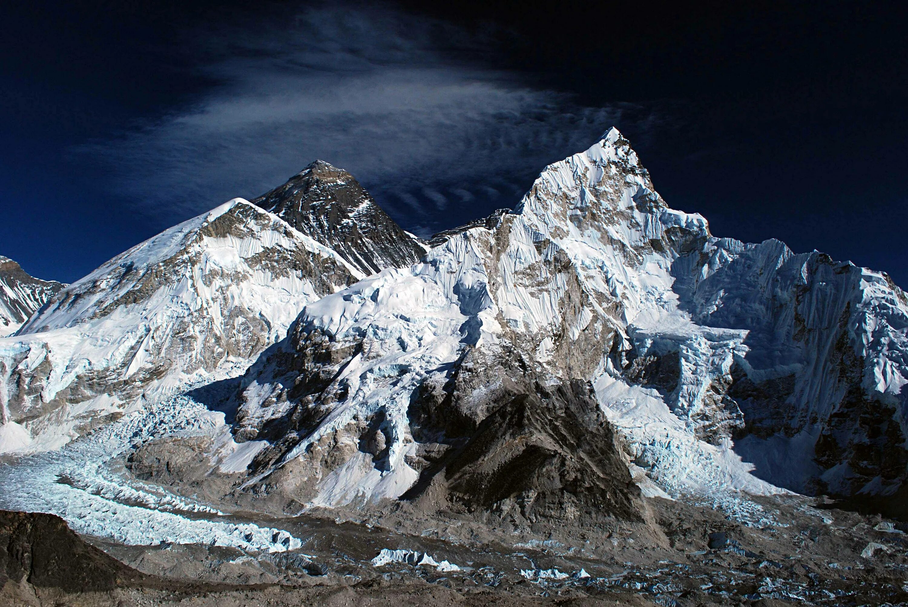 Самая высокая горная страна в мире. Горная вершина Джомолунгма (Эверест). Вершины: гора Джомолунгма (Эверест),. Стена Лхоцзе Эверест. Гималаи Эверест.