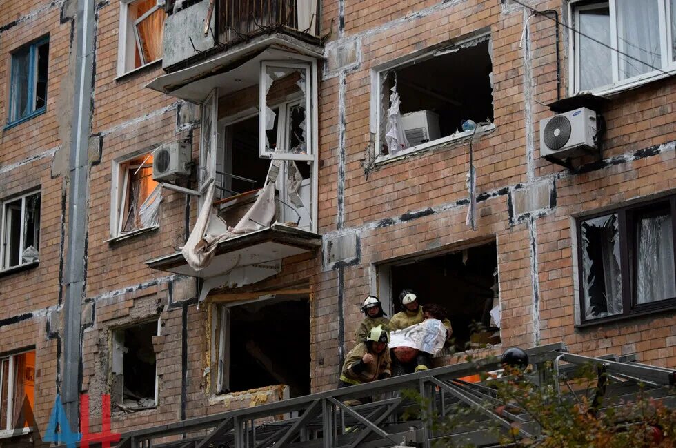 Разрушенный взрывом дом. Обстрел Донбасс Горловка 2014. Разрушенный дом. Разрушенный Донецк. Слабые разрушения зданий.