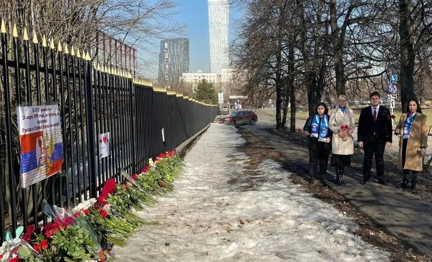 Скорбим 22.03 2024 видео. Посольство Сербии в Москве. Посольство России в Сербии. Посольство Югославии в Москве. Посольство Росси в Сербии.