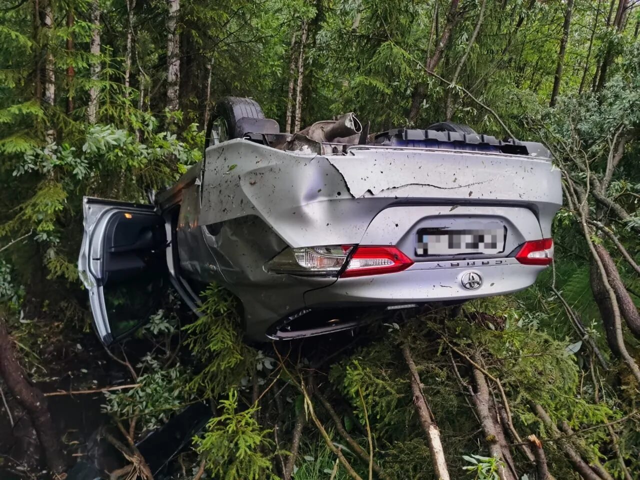 Авария Республика Коми Ухта. Опрокидывание автомобиля в кювет. Тойота Камри перевернулась. Тойота в кювете.