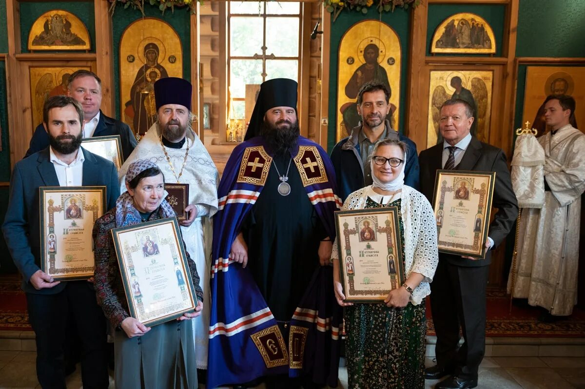 Храм андрея рублева на верхней масловке внутри. Андрея рублева на масловке. Храм на верхней масловке расписание богослужений. Храм в честь святого преподобного андрея рублева. Храм андрея рублева москва.